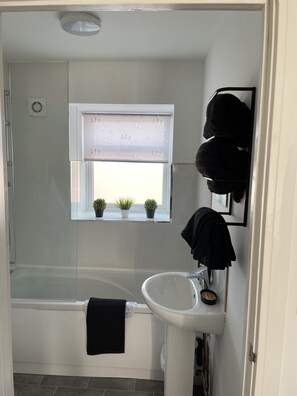 Kombination af bruser/badekar, dybe badekar, håndklæder