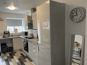 Lejlighed - 1 queensize-seng med sovesofa | Privat køkken | Køleskab, mikrobølgeovn, ovn, kogeplade