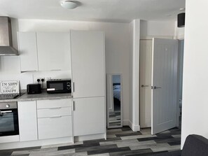 Appartement, 1 grand lit et 1 canapé-lit | Cuisine privée | Réfrigérateur, four à micro-ondes, un four, surface de cuisson