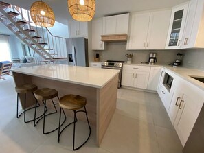 Refrigerador, microondas, horno, placa de cocina