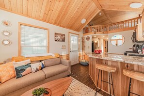 Smart TV - Tiny Haven | Spacious Feel, BBQ & Peak Views (Woodland Park)