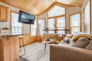 Smart TV - Tiny Haven | Spacious Feel, BBQ & Peak Views (Woodland Park)