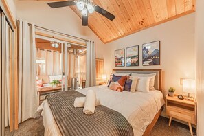 2 bedrooms, iron/ironing board, travel crib, free WiFi - Tiny Haven | Spacious Feel, BBQ & Peak Views (Woodland Park)