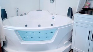 Jetted bath, hair dryer, towels, soap - walk to beach guest house with Jacuzzi and yard (Hermosa Beach)