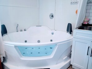 Baignoire à jets, sèche-cheveux, serviettes fournies, savon