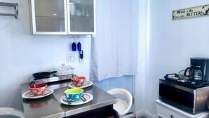 Coffee/tea maker, fridge, microwave, stovetop - walk to beach guest house with Jacuzzi and yard (Hermosa Beach)