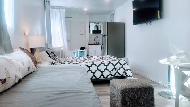 1 bedroom, desk, iron/ironing board, free WiFi - walk to beach guest house with Jacuzzi and yard (Hermosa Beach)