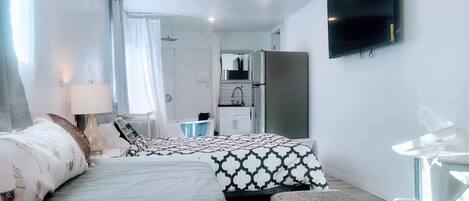 1 bedroom, desk, iron/ironing board, WiFi