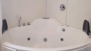 Jetted bath, hair dryer, towels, soap - walk to beach guest house with Jacuzzi and yard (Hermosa Beach)