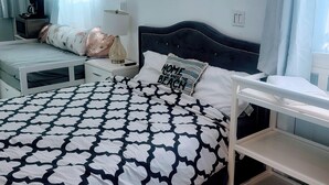 1 bedroom, desk, iron/ironing board, free WiFi - walk to beach guest house with Jacuzzi and yard (Hermosa Beach)