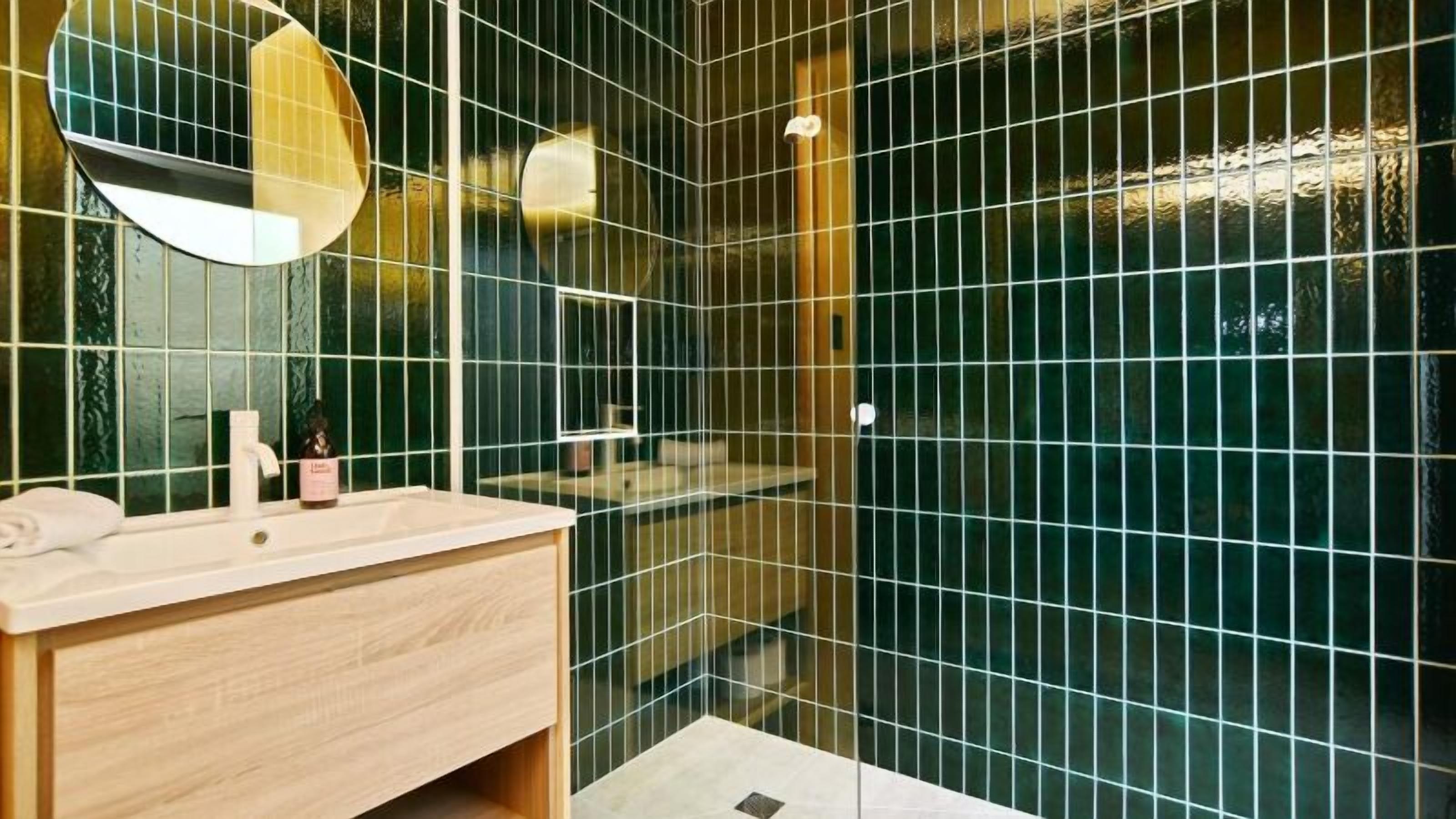 Douche, articles de toilette gratuits, sèche-cheveux