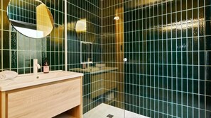 Regadera, amenidades de baño gratuitas, secadora de cabello, toallas 