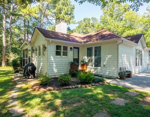 Exterior - Renovated Ranch Home. Pet Friendly, Game Room, Fire Pit, Grill, Covered Porch (Woodstock)