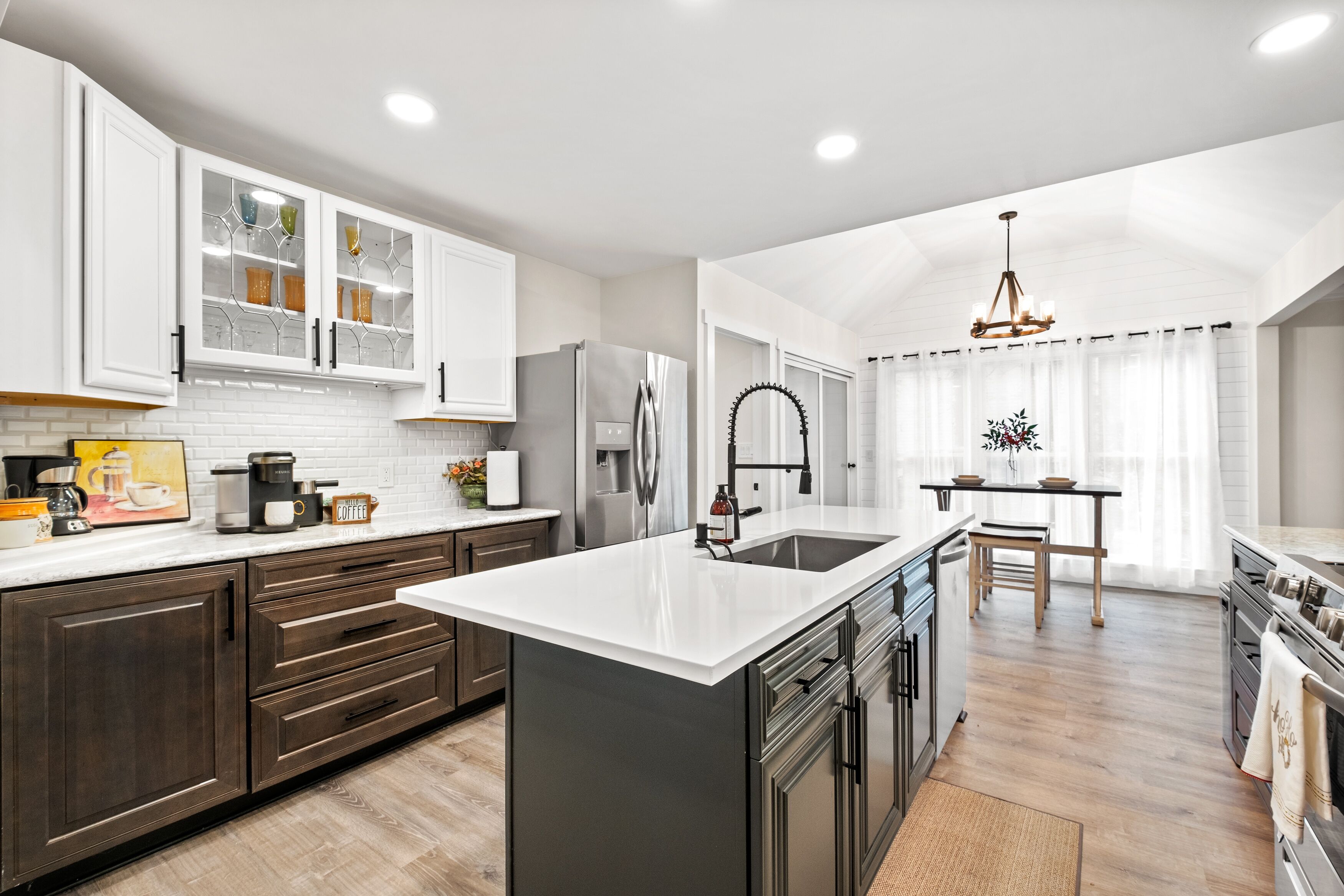 Geladeira, micro-ondas, fogão, cooktop