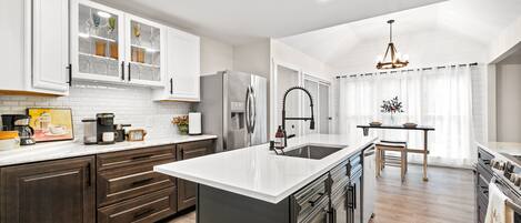 Refrigerador, microondas, horno, placa de cocina