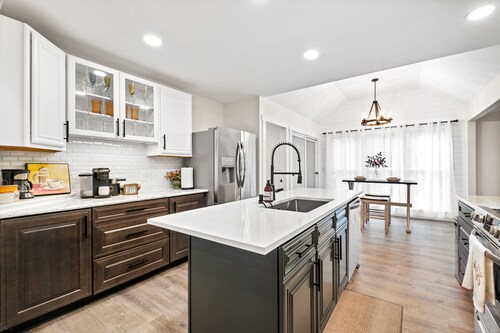 Renovated Ranch Home. Pet Friendly, Game Room, Fire Pit, Grill, Covered Porch