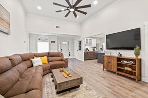 TV connectée, cheminée, baby-foot, livres