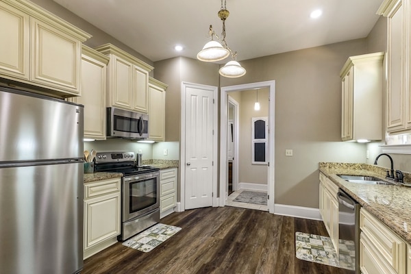 Een koelkast, een microgolfoven, een oven, een kookplaat