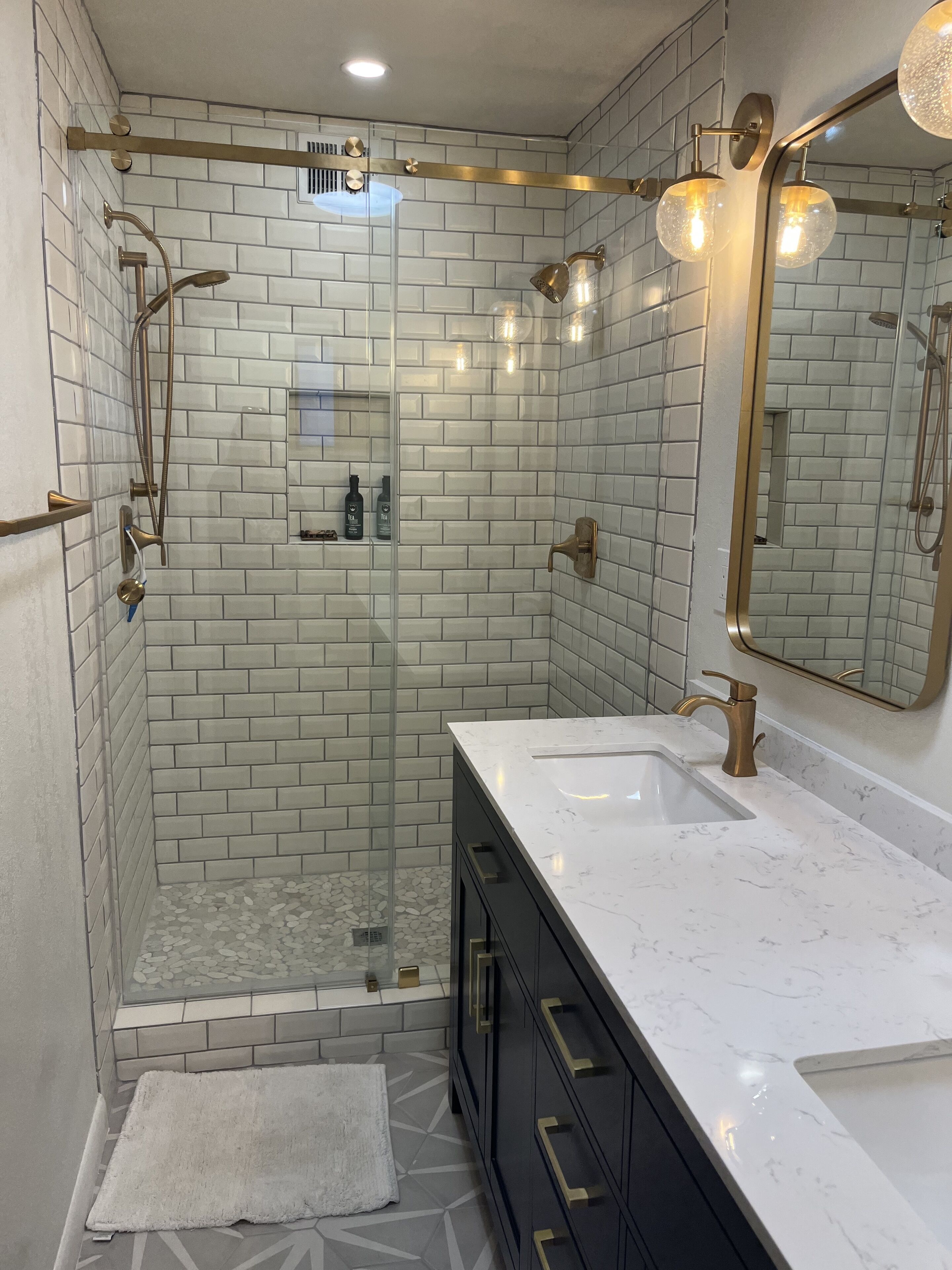 Een douche, een haardroger, handdoeken, zeep