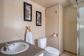 Une salle de bain équipée d’un lavabo, de toilettes et d’une douche.