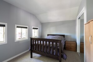 2 Schlafzimmer, Schreibtisch, Reisekinderbett, WLAN