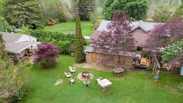 Ein Garten mit einer Holzterrasse, Gartenmöbeln und einem kleinen Gartenbereich.