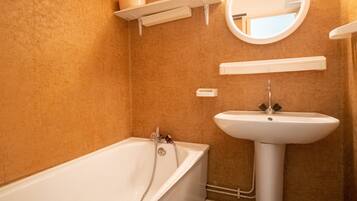 Badewanne, Haartrockner, Handtücher, Seife