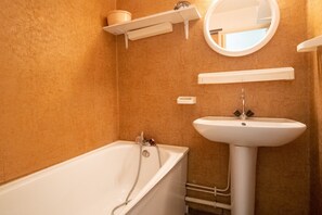 Baignoire, sĂšche-cheveux, serviettes fournies