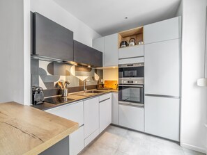 Fridge, microwave, oven, dishwasher - Appartement Anatha - Welkeys (Lyon)