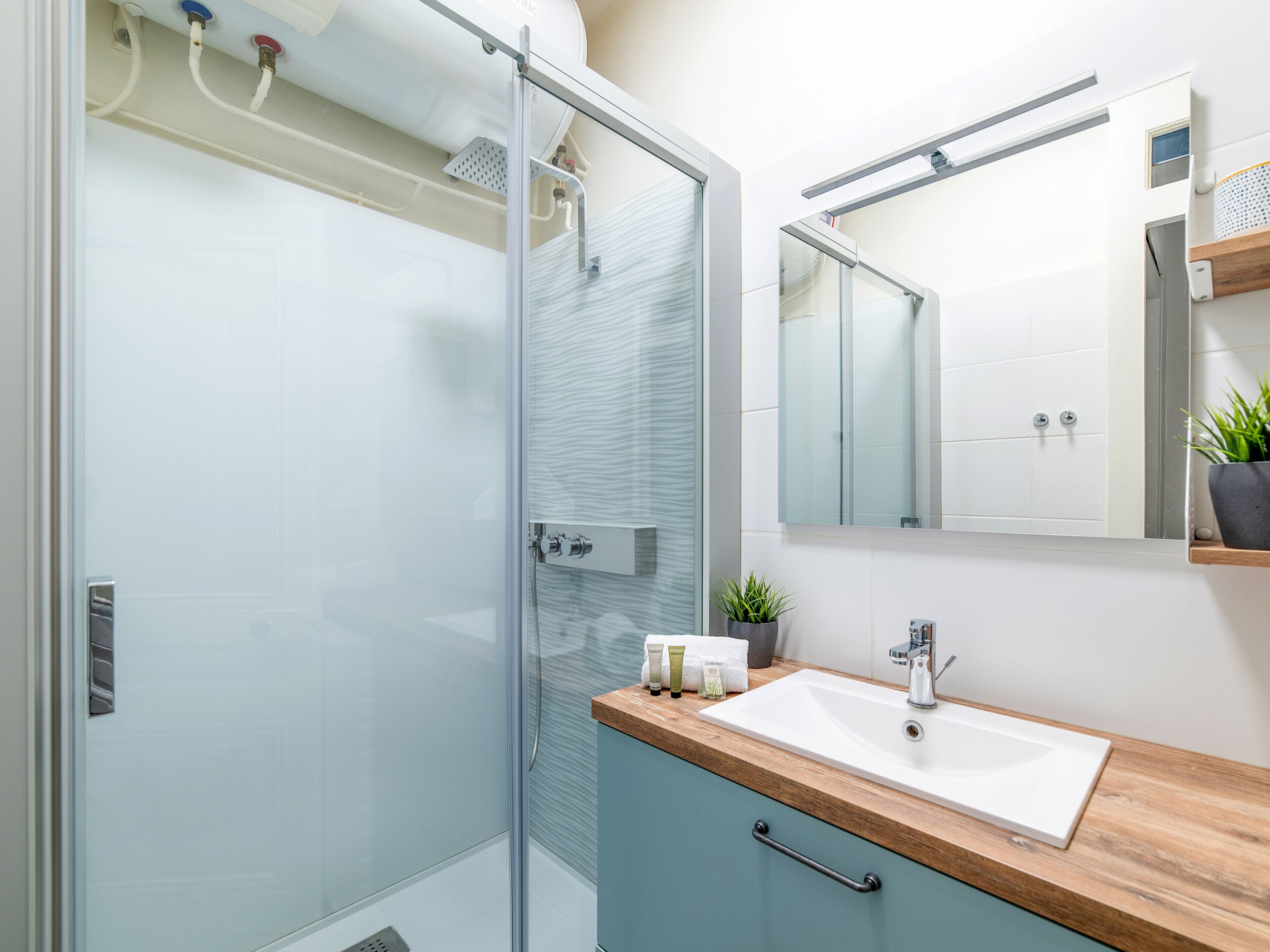 Bruser, hårtørrer, håndklæder, Sæbe