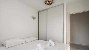 1 bedroom, desk, iron/ironing board, WiFi