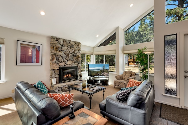 Smart TV, fireplace, stereo