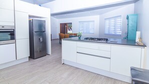 Frigorifero, microonde, forno, piano cottura