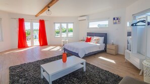 4 bedrooms, desk, free WiFi, bed sheets