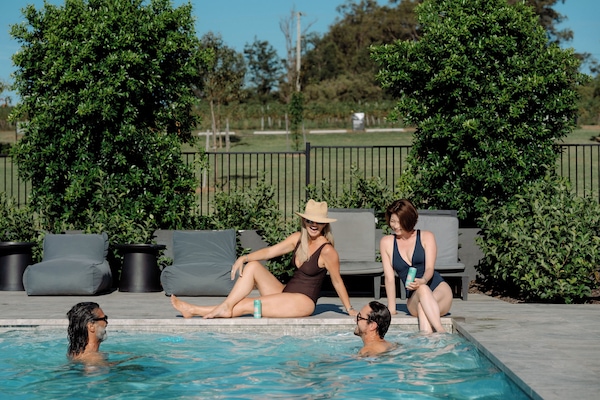 Een buitenzwembad en ligstoelen