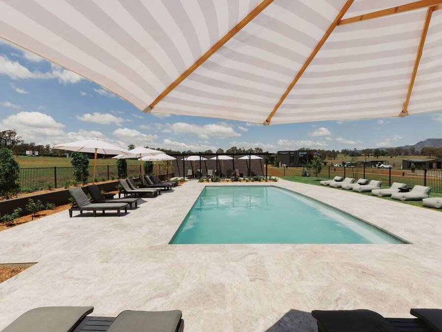 Utendørsbasseng og solsenger