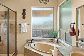 Badewanne, Haartrockner, HandtĂŒcher, Shampoo