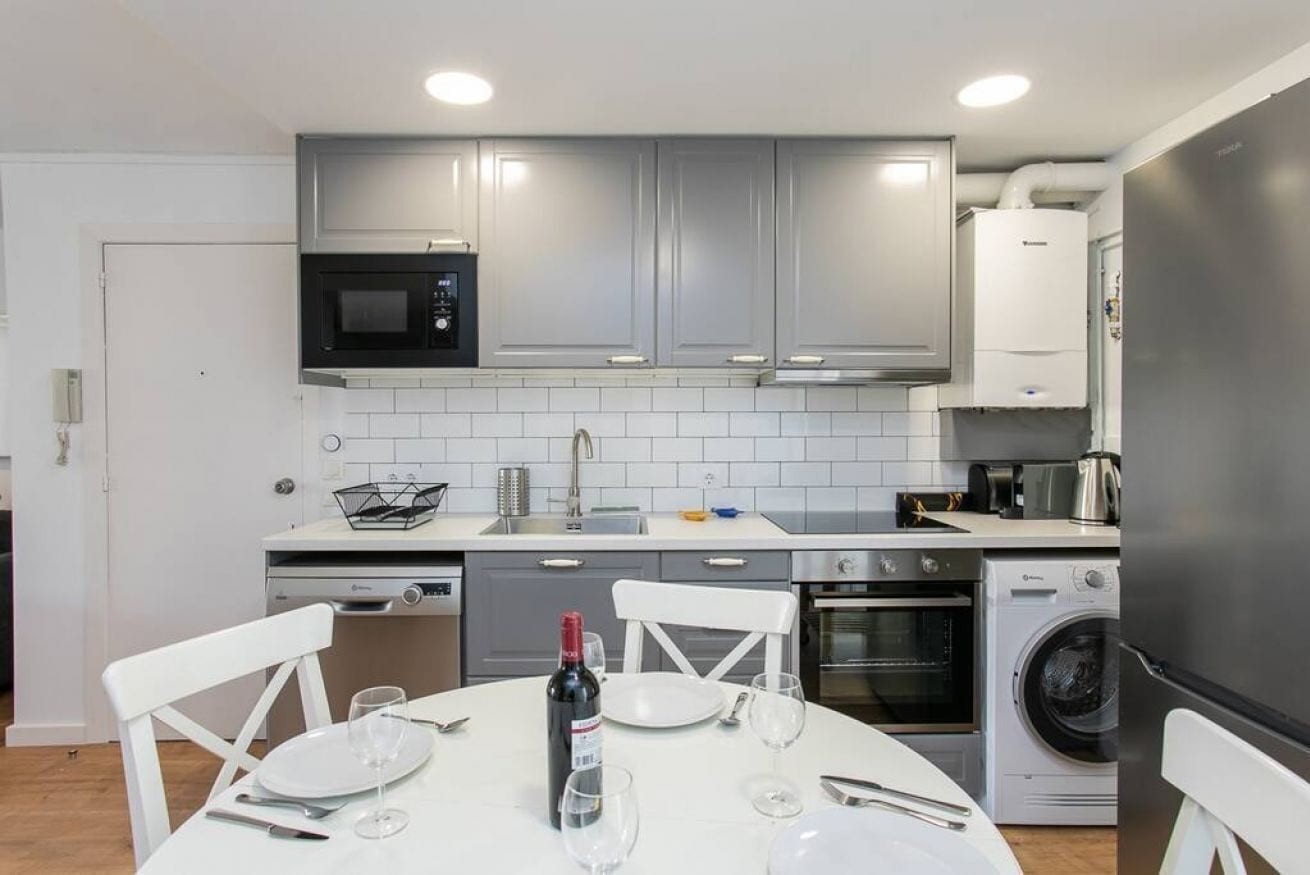 冷蔵庫、電子レンジ、オーブン、コンロ