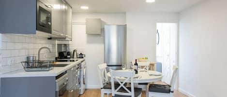 Frigorifero, microonde, forno, piano cottura