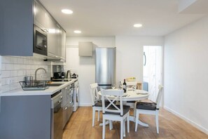 Réfrigérateur, four à micro-ondes, un four, surface de cuisson