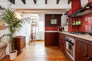 ثلاجة، ميكروويف، فرن، موقد طهي مسطح