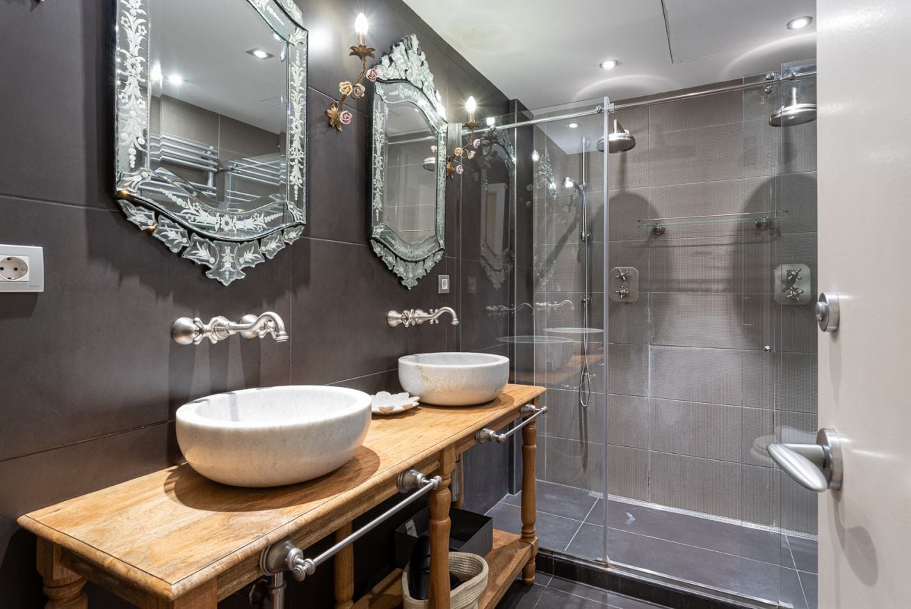 Shower, hair dryer, towels, shampoo