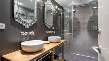Een douche, een haardroger, handdoeken, shampoo