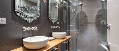 Shower, hair dryer, towels, shampoo