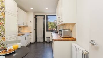 Lemari es, microwave, oven, dan kompor