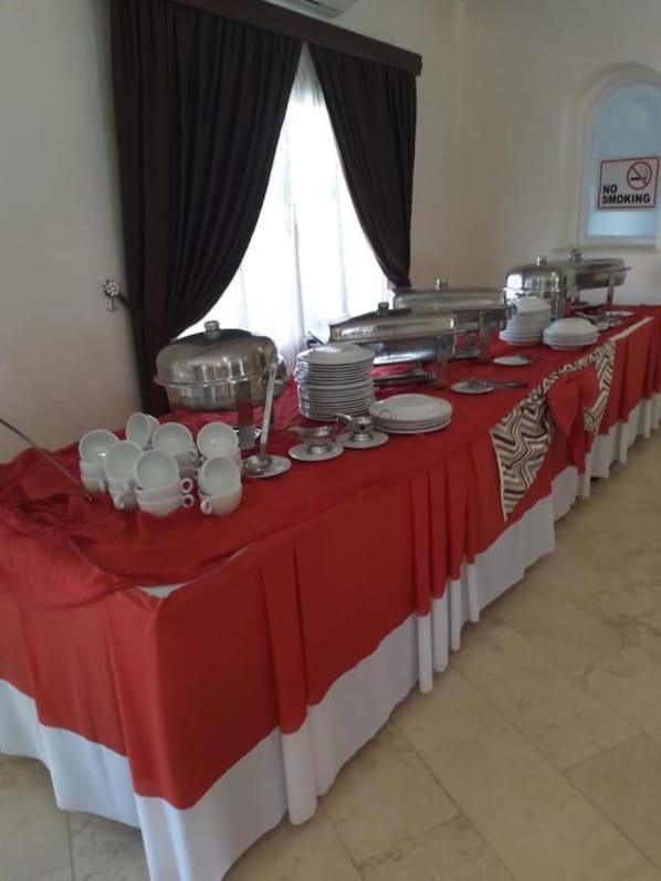Colazione a buffet, servita tutte le mattine (8 USD a persona)