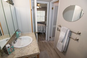 Baignoire, sèche-cheveux, serviettes fournies