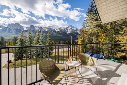 A Duo of Delightful Mountain-View Retreats! King Beds, Jacuzzis, Free Parking