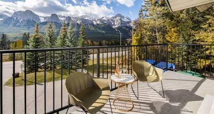 A Duo of Delightful Mountain-View Retreats! King Beds, Jacuzzis, Free Parking