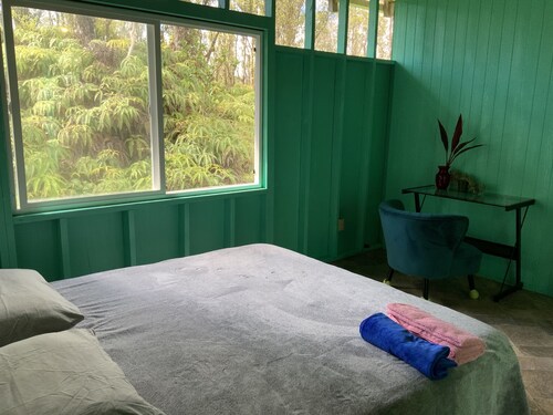 Simple convenience studio in tropical forestG4